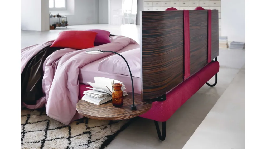 Letto matrimoniale con testiera in legno leggermente curvata Hug 01 Round di Noctis